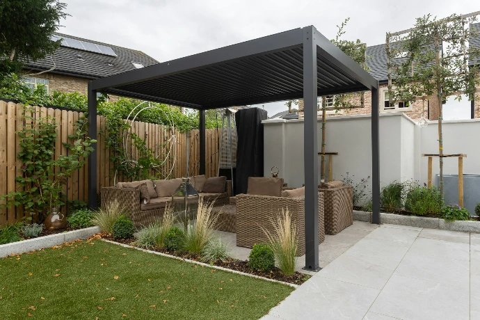 Découvrez notre pergola bioclimatique à lames rétractables : la solution idéale pour moduler la lumière et profitez de votre terrasse en toute saison. Alliez design moderne et confort.