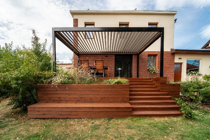 Découvrez notre pergola bioclimatique en alu à lames orientables. Un design moderne et robuste pour sublimer votre terrasse. Personnalisez votre projet en ligne !