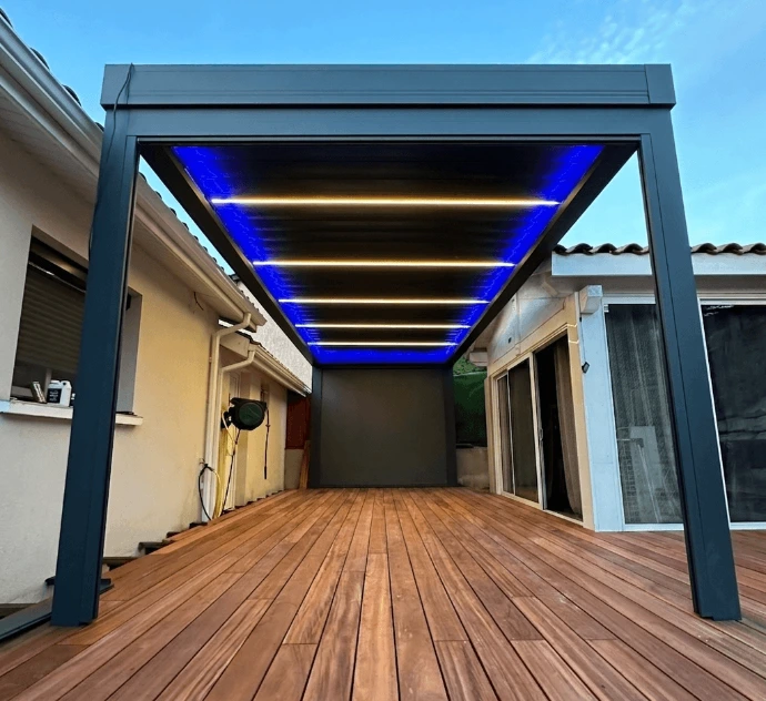 Prolongez vos soirées en extérieur avec notre pergola équipée d'un éclairage LED intégré. Créez une ambiance lumineuse chaleureuse et profitez de votre terrasse nuit et jour.