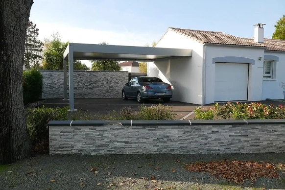 Carport en aluminium moderne avec stores verticaux motorisés, offrant une protection solaire performante, une excellente résistance et un design élégant.